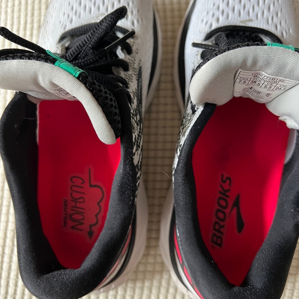 Women’s Brooks Ghost 11 White and Black Running Shoes with hot pink accent - Picture 8 of 8